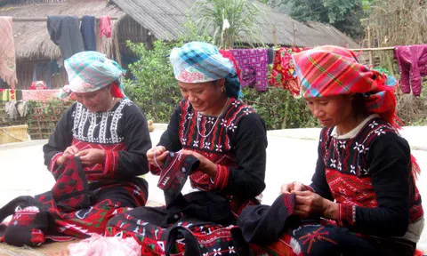 Lào Cai: Người Xa Phó ở Nậm Kéng thêu thổ cẩm làm du lịch