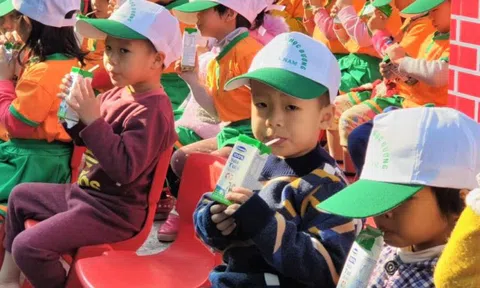 Trẻ em Hà Nam hào hứng tham gia lễ phát động chương trình Sữa học đường