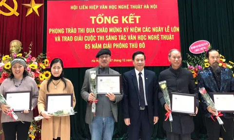 Văn nghệ sĩ ngỡ ngàng vì giải nhất sáng tác VHNT “quá tượng trưng”