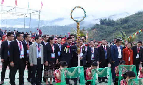 Sắc màu hữu nghị Lễ hội Ném còn ba nước Việt - Lào - Trung