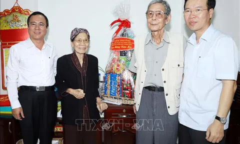 Đồng chí Võ Văn Thưởng thăm, chúc Tết văn nghệ sĩ tỉnh Bình Dương