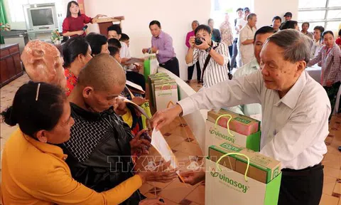 Tặng quà Tết cho nạn nhân chất độc da cam/dioxin Sóc Trăng