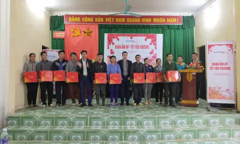 Tuyên Quang: Bưu chính Viettel tặng quà cho các hộ nghèo tại huyện Na Hang