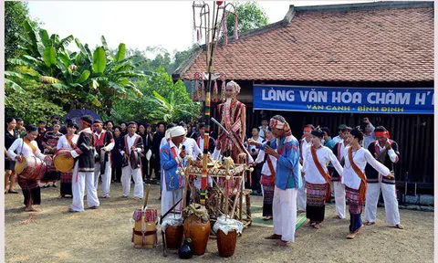 Múa trống đôi của người Chăm H’roi