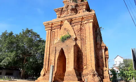 Khám phá ngôi tháp Chăm đặc biệt ở Bình Định