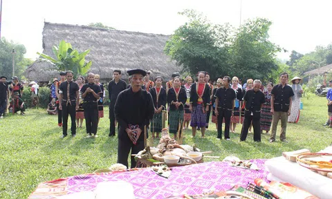 Đồng bào Khơ Mú cầu mùa
