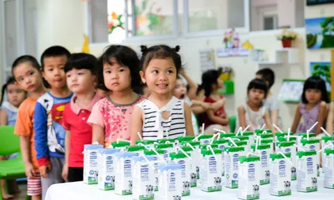 Tham gia uống Sữa học đường, trẻ mầm non Đà Nẵng có thêm cơ hội được giáo dục các kĩ năng sống