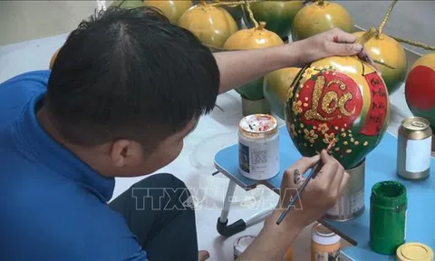 Thanh Hoá: Độc đáo vẽ thư pháp lên hoa quả ngày Tết