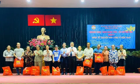 Novanland mang nước sạch đến trường, quà Tết đến hộ khó khăn