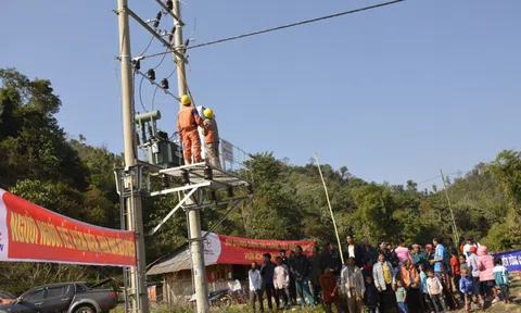 Điện Biên: Gần 200 hộ đồng bào dân tộc có điện lưới trước Tết Nguyên đán