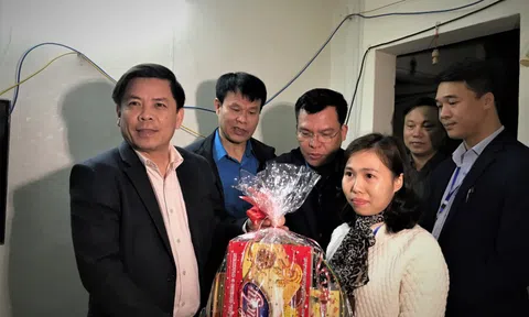 Bộ trưởng GTVT động viên công nhân bảo trì đường dịp Tết Nguyên đán