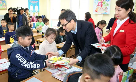 Phó Thủ tướng mừng tuổi sách cho các cháu học sinh