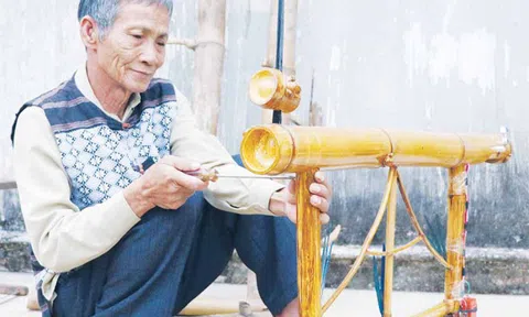 "Nghệ sĩ chân đất" gắn bó với đàn bầu