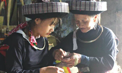 Lào Cai: Người Mông xanh giữ nghề truyền thống