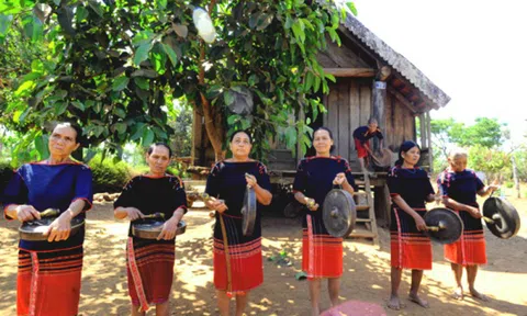 Đắk Lắk: Đội chiêng nữ, những người nối dài tiếng chiêng