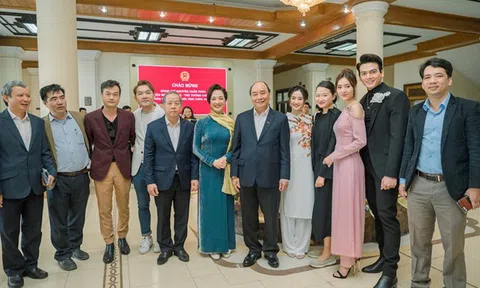 NSND Lê Khanh và đoàn phim “Gái già lắm chiêu 3” quay lại Huế cám ơn sau khi “đại náo” phòng vé