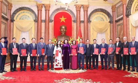 Phong hàm và thăng hàm Đại sứ cho 14 cán bộ ngoại giao