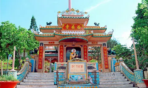 An Giang: Hai di tích một bên sườn núi