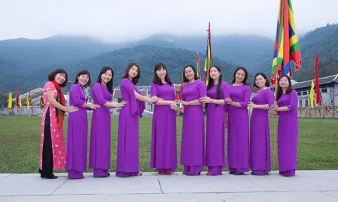 Áo dài tôn vinh vẻ đẹp phụ nữ Việt