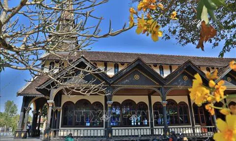 Nhà thờ Gỗ Kon Tum hơn 100 năm tuổi mang đậm sắc màu Tây Nguyên