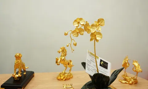 Thị trường ngày 8/3: Chiêm ngưỡng quà tặng “đắt xắt ra miếng” của Royal Gift