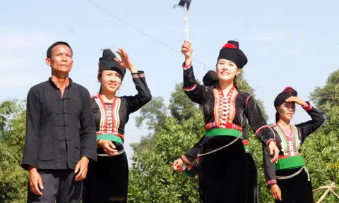 Ném còn, khát vọng và sự kết nối cộng đồng