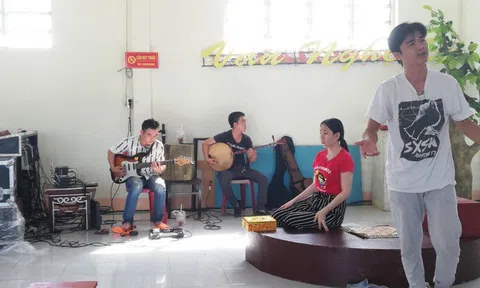 Các nghệ sĩ nhà hát Tây Đô tuyên truyền phòng dịch bằng đờn ca tài tử