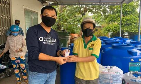 Đạo diễn Điệp Văn mang “nước sạch tình người” giữa mùa dịch...