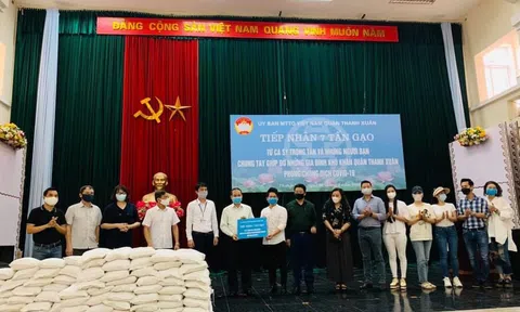 Trọng Tấn cùng các nghệ sĩ trao 7 tấn gạo cho người nghèo vì Covid-19