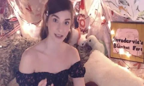 Streamer xinh đẹp bị tẩy chay vì đòi tiền người xem giữa mùa dịch