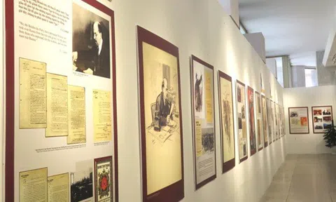Khai mạc trưng bày kỷ niệm 150 năm ngày sinh Lenin