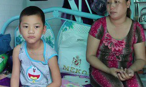 Người mẹ bán vé số ứa lệ ôm nỗi đau tuyệt vọng nhìn con ung thư