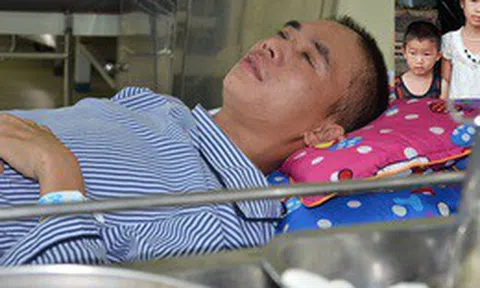 Xót xa cảnh người vợ ngậm ngùi xin cơm từ thiện chăm chồng trong viện