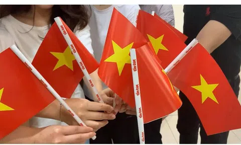 Lá Quốc kỳ đặc biệt mừng 45 năm Ngày non sông liền một giải