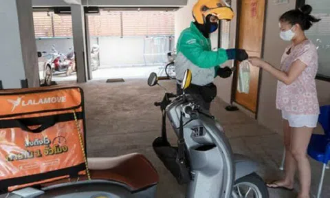 Thất nghiệp vì COVID-19, nam phi công chuyển sang làm nhân viên giao hàng
