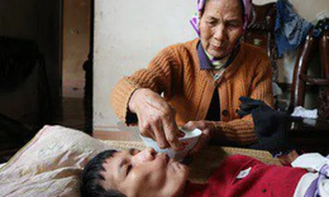 Quặn lòng cảnh bố mẹ già xin từng chiếc quần áo cũ lót chỗ cho con nằm