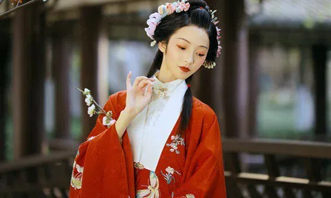 Nàng công chúa 50 tuổi vẫn rơi vào lưới tình của cậu thiếu niên 13