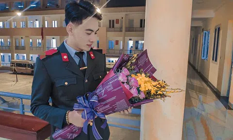 Chết mê với ảnh đời thường chàng cảnh vệ hot nhất MXH hôm nay