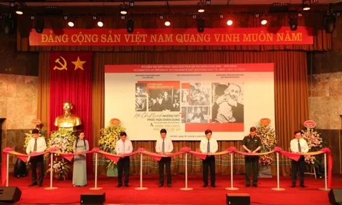 Hồ Chí Minh - Những nét phác họa chân dung