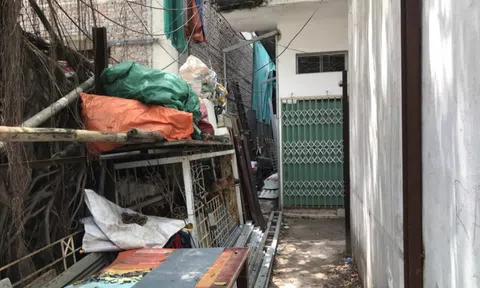 Hà Nội: Con ngõ nhỏ khó sống vì rác ngập lối đi