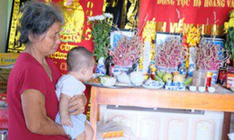 Cụ bà ôm cháu khóc lạc giọng sau vụ tai nạn cướp đi gia đình 3 mạng người