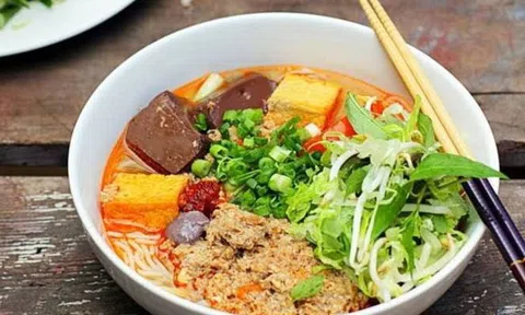 Bún riêu và mì cao lầu Việt Nam lọt top món mì ngon nhất châu Á