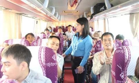 Những chuyến xe sum vầy đưa công nhân về quê đón Tết
