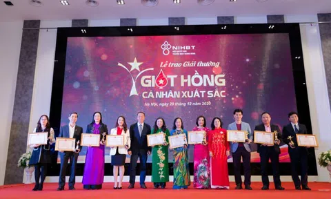 Nghệ sĩ Xuân Bắc nhận Giải thưởng Giọt hồng năm 2020