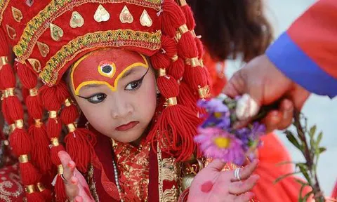 Ở nước nào, bé gái được chọn làm “thánh nữ đồng trinh“?