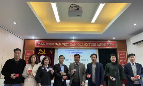 Báo Kinh tế & Đô thị trao thẻ nhà báo cho phóng viên, biên tập viên