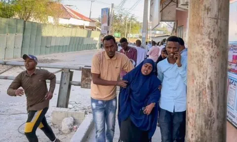 Somalia: Đánh bom liều chết ở Mogadishu, nhóm liên quan Al-Qaeda nhận trách nhiệm, các tay súng vẫn cố thủ ở hiện trường