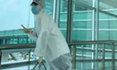 Full set đồ bảo hộ ra sân bay, trai xinh gái đẹp tự tin khoe dáng