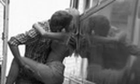 “Mây mưa” ở trạm dừng xe buýt, cặp đôi đối mặt án 2 năm tù