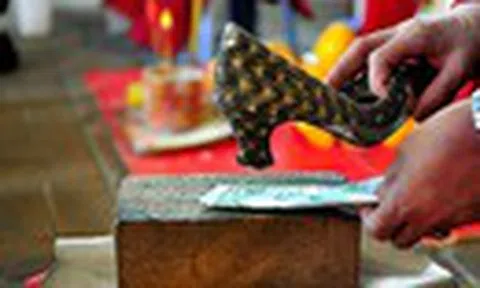 Ý nghĩa tập tục "đánh kẻ tiểu nhân" của người Hoa